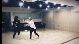 【TWICE】ฮิราอิ โมโมะ และ นาโอมิ นาโกมิ – เวอร์ชันห้องซ้อมของ Crazy In Love! สองเทพเจ้าเต้น! วิธีการคู