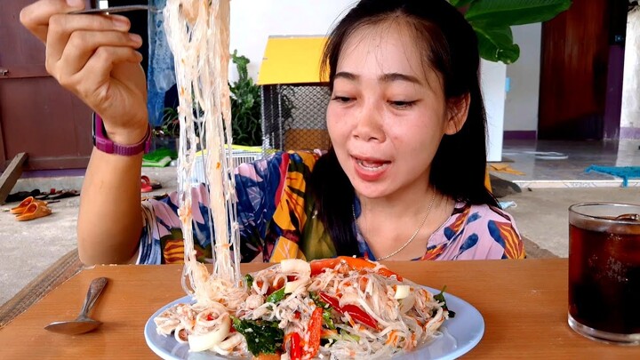 ยำวุ้นเส้นหมูสับหมูยอค่ะ อร่อยมากหม้อใหญ่แค่ไหนก็หมด