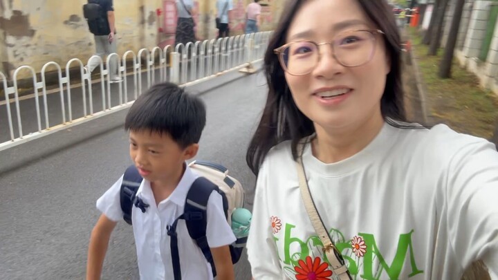 Chào mừng các bạn đón xem một ngày của Tiểu Thập Nhị khi em trở thành học sinh tiểu học! Nhìn thân h