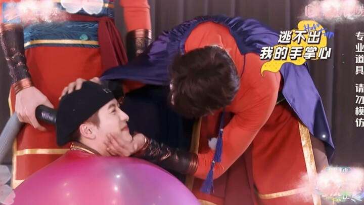 Đại Huân bị Gia Nhĩ làm cho siêu đáng yêu luôn, anh ơi anh ơi, anh mau hôn cậu ấy đi~~