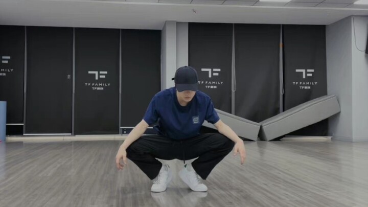 Come on, this kid grew up surrounded by dance studios—how can anyone still try to steal his main dan