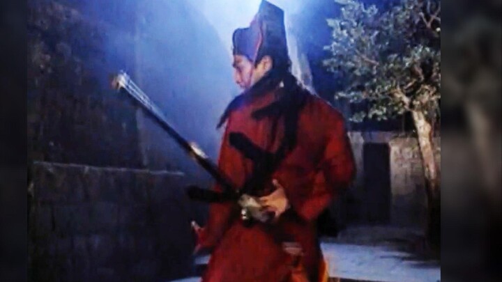 LOL! If you can't even wield a sword, what's the point of filming a martial arts drama? Look at the 