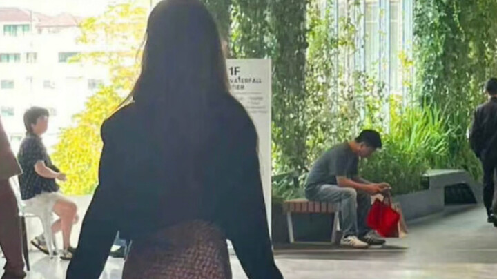 Liu Yifei walking looks so cute with her hands tucked in, like a little penguin.