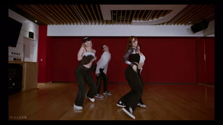 I really love Momo's dance in this clip