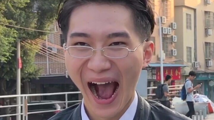 إنه عادي جدًا، ومع ذلك واثق جدًا من نفسه