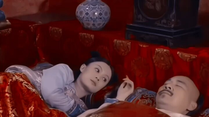 Semua selir di samping tempat tidur mereka memiliki botol, hanya An Lingrong yang tidak.