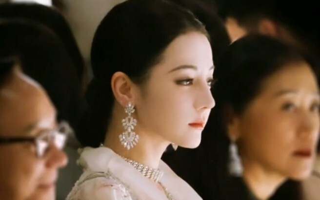 เครื่องแต่งกายโอต์กูตูร์ของ Guo Pei นี้ให้ความรู้สึกสง่างามและความหรูหรา! สวยงามและสง่างามมาก!