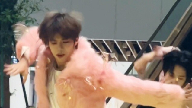 【EXO】China’s first pink fox Baekhyun Cream Soda road show! Baekhyun's wife, I'm here to report