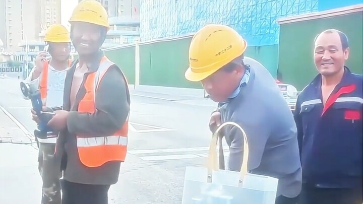 "Cao hơn cả Tháp Minh Châu Phương Đông chính là vai của những người công nhân"