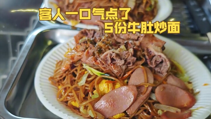 Berjualan dengan gerobak makanan di Italia, pelanggan langsung memesan 5 porsi mi goreng babat sekal
