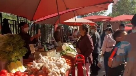 Pertemuan tak terduga di pasar tradisional dengan “Mama Rong” berusia 86 tahun: Ia dengan patuh dan 