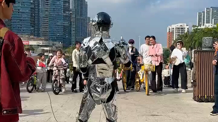 หุ่นยนต์ของฉันไม่ได้แค่จับมือ แต่ยังเต้นได้ด้วย!