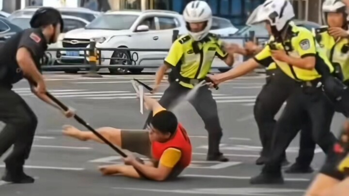 “จอมยุทธ์แห่งยุทธจักร” ถืออาวุธก่อเหตุวุ่นวายกลางถนน ถูกตำรวจจับกุมและควบคุมตัวไว้ได้