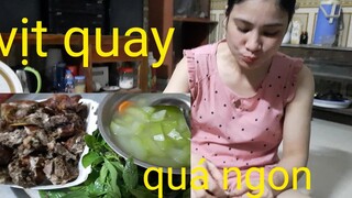 bữa cơm gia đình vịt quay nổi tiếng quá tuyệt vời.