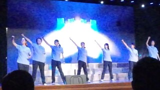Tiết mục múa "Hỏi đáp đêm khuya" do đội văn nghệ huấn luyện quân sự của Chi nhánh trường Đại học Thư