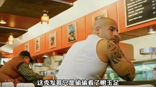 男人只是偷偷看了眼玉足，就惊恐的发现女服务员被人挟持了！ "