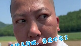 Trải nghiệm làm ruộng dưới cái nóng 35 độ C là như thế nào? Thúy Hoa nói rằng khá mát mẻ, nhẹ nhàng 