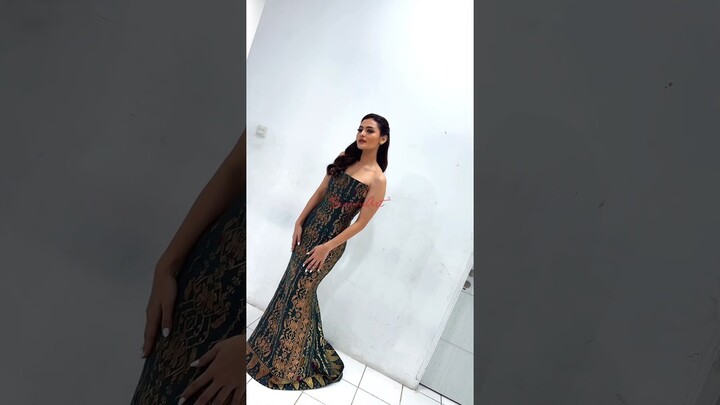 STUNNING! Cantik nya kaya apotek tutup nih kak @rachquelnes di #sctvawards2024 🏆🤩