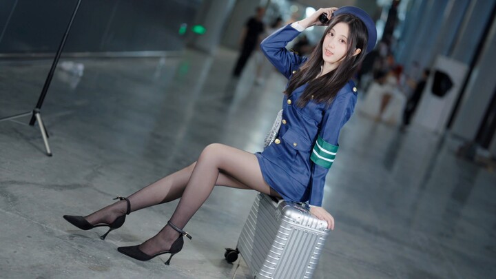 Si pemalu berani menjelajahi lokasi acara komik! Cosplay sebagai dewi masa kecil kini menari untukmu