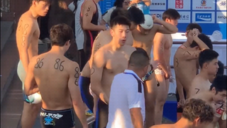 网友小姐姐无意间拍下一幕感叹“男人！！全是男人！！”#武汉渡江节 #双开门 #宽肩窄腰 #武汉