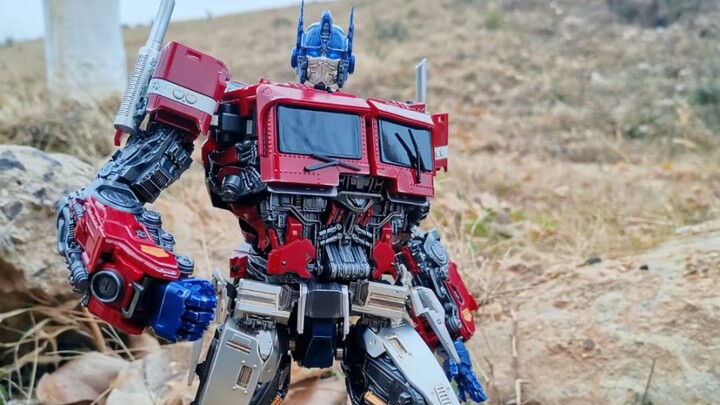 MM01 Gaiden Optimus Prime membuka kotak dan berbagi kebahagiaan