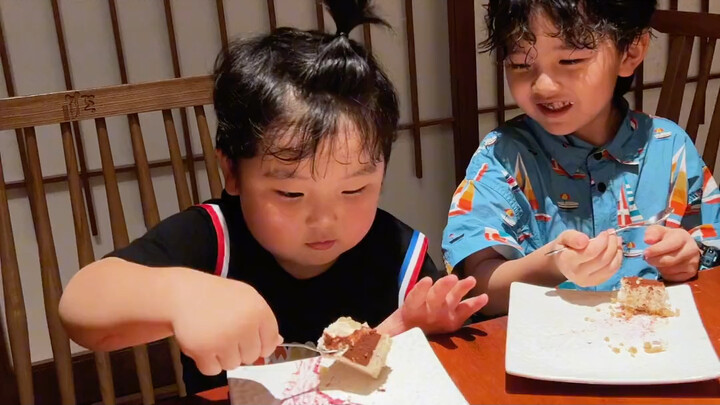 ลูกมนุษย์สอนวิธีกินอย่างสง่างาม