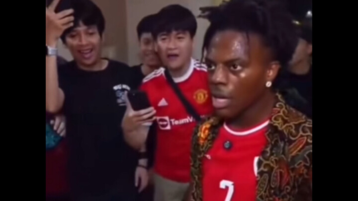 Người hâm mộ gửi tặng mô hình tốc độ, nhưng khi mở ra thì phát hiện đó là Messi chứ không phải Ronal