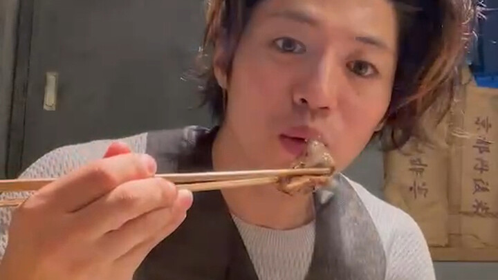 Mulai hari ini aku ada jadwal teater di Kyoto, kemarin aku makan yakiniku sendirian lho~ [Aoyagi Tak