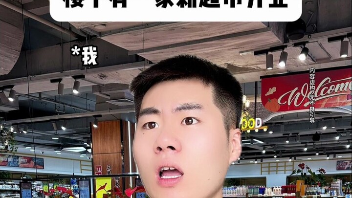 Dưới lầu có một siêu thị mới khai trương