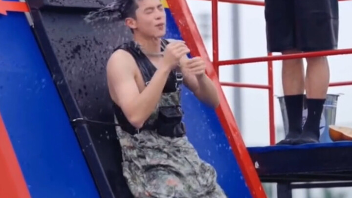 Wang Hedi, kamu benar-benar meremehkan kami! Kalau kamu udah pakai tank top sama celana bertali aja,
