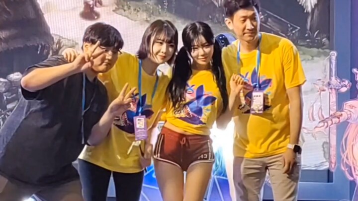 Đã chụp được cô nàng hỗ trợ người Hàn vào ngày cuối cùng của BW!