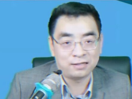Dia memang sangat cerdas, tahu cara mengalihkan konflik