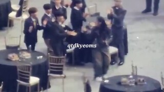 Phu Thạc Thuận vốn định đổi vị trí, nhưng khi nghe Dung Tri đoạt giải liền lập tức quay lại vỗ tay t