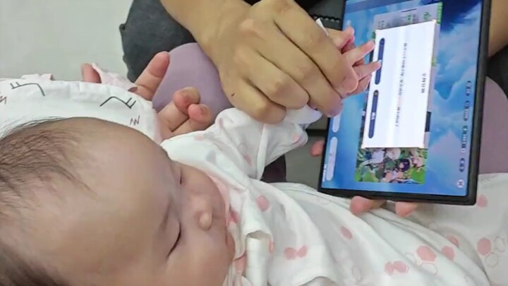 Mượn móng tay của em bé 6 tháng tuổi để bốc thẻ