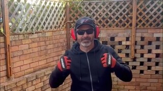 看工人用专业工具清理杂草和清洁，解压又舒适