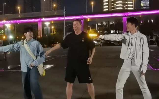 I'm so lucky to see Miyavi, Liang Long, and You Changjing doing disco square dance together in my li