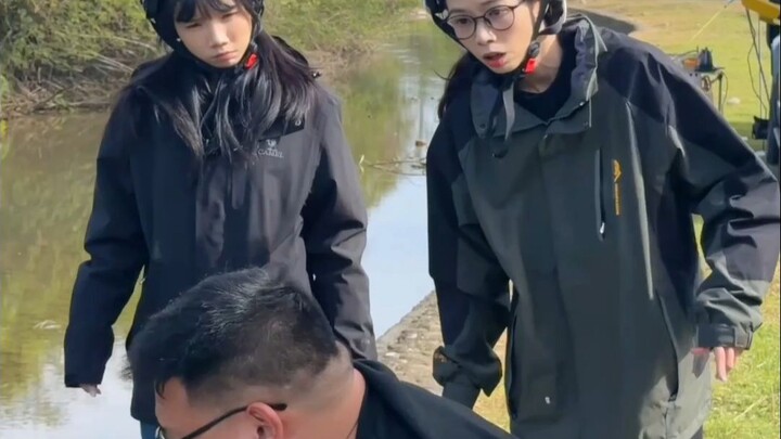 Anh cả đóng vai trò không thể thiếu trong việc dọn sạch rác trên sông.