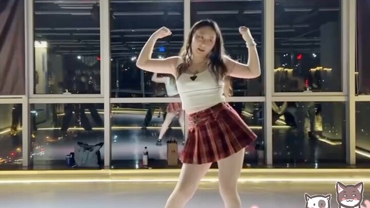 Gadis seksi JK tinggi dengan rok kecil menari Tarian kelompok wanita antifragile