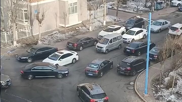 Berkendara dengan sopan, bergantian berangkat, berkualitas tinggi