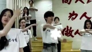 【Ding Chengxin】Ah ah ah iri sama teman perempuan di sebelah!! Akun resmi sekolah memperbarui tarian 