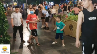 Giả BỤI CÂY ĐI dọa Người lạ #Prank