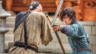A Swordsman Pretends Weak Eventhough He Can Slash Hundreds of Enemies at Once