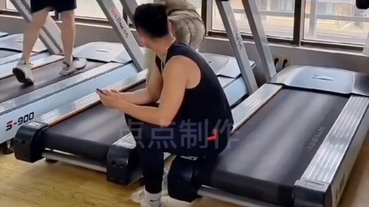 Chú chó tập thể dục trên “máy chạy bộ”