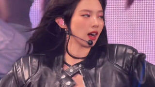 Jennie kembali menampilkan opening rap ala Coachella yang sama, sang Ratu benar-benar memukau seluru