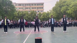 谁家学校篮球比赛拉拉队跳宅舞啊