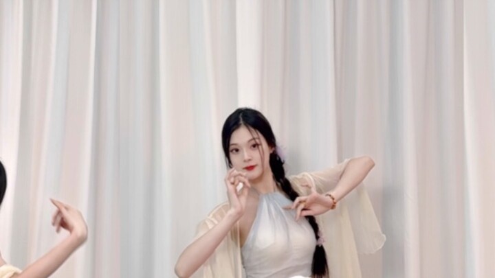 The drizzle hastens the yellowing of leaves, and the solitary cup is in the dark again