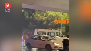 男子双臂死吊天桥眼看坠落，小货车悄悄开到桥下，结果令人狂赞