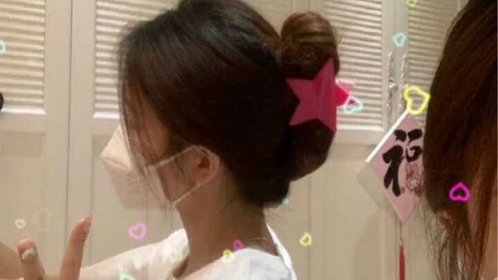 Với mối quan hệ của chúng ta, tặng mình cái kẹp tóc hình ngôi sao vừa ngọt ngào lại cá tính thế này 