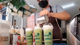 หอม เข้มจากใบ ชาเขียวใส่แก้วเล็ก ไม่หวานที่ร้านใส่แค่นมข้นนมสดไม่ใส่น้ำตาลค่ะ:กาแฟตามสั่ง👍กาแฟ โบว์