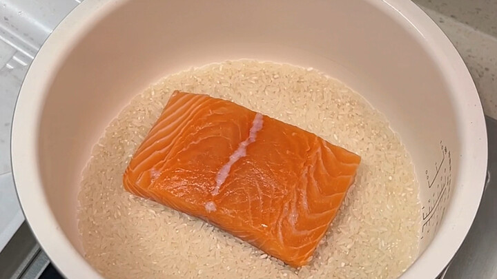 How to Make Low-Fat, Refreshing Salmon Tea-Soaked Rice for Your Girlfriend